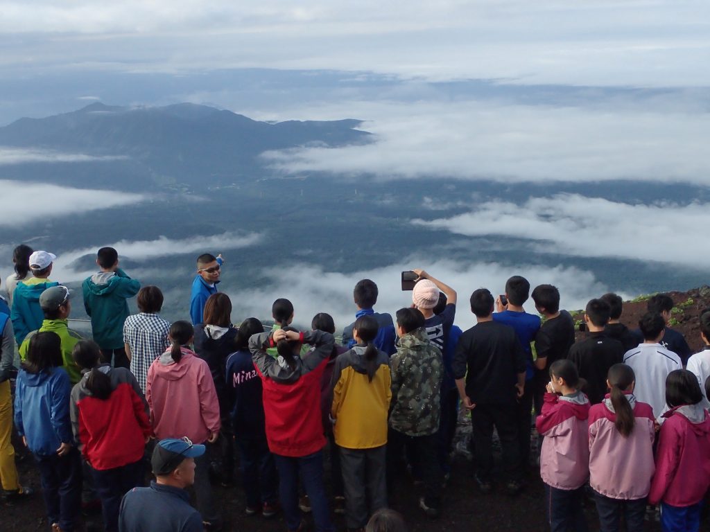 富士山で雲の見方について学ぶ高校生（最前列でこちらを向いているのが筆者）
