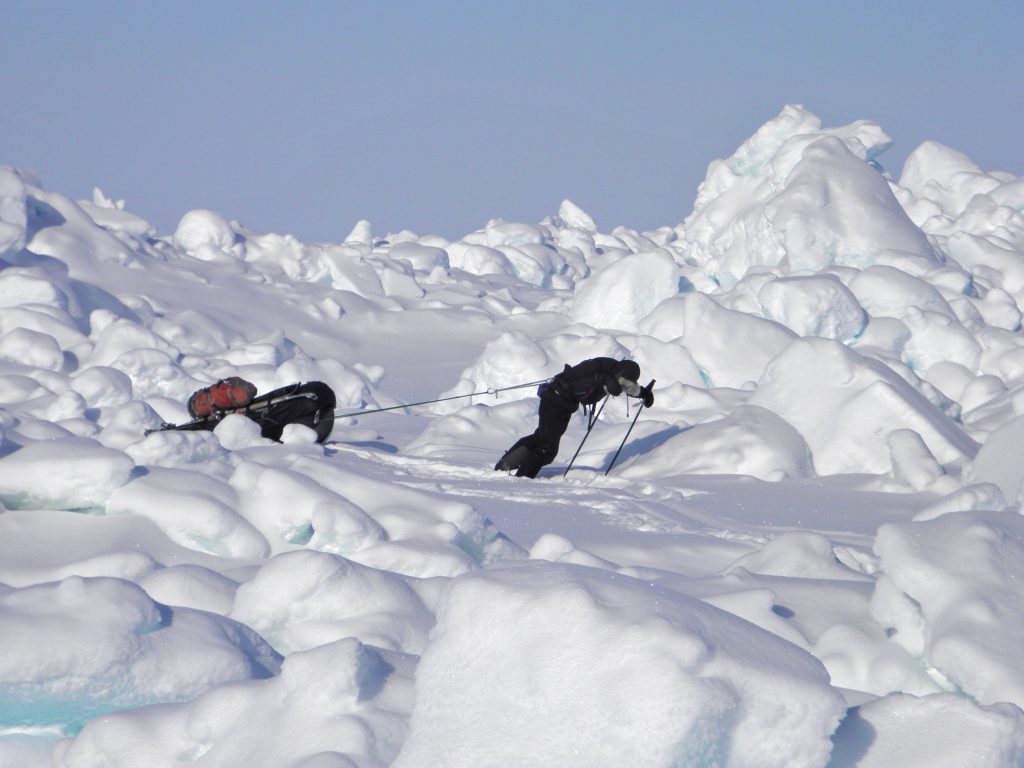 フランクリン隊も臨んだランカスター海峡を、100kgものソリを引きながら進む筆者（2011年）