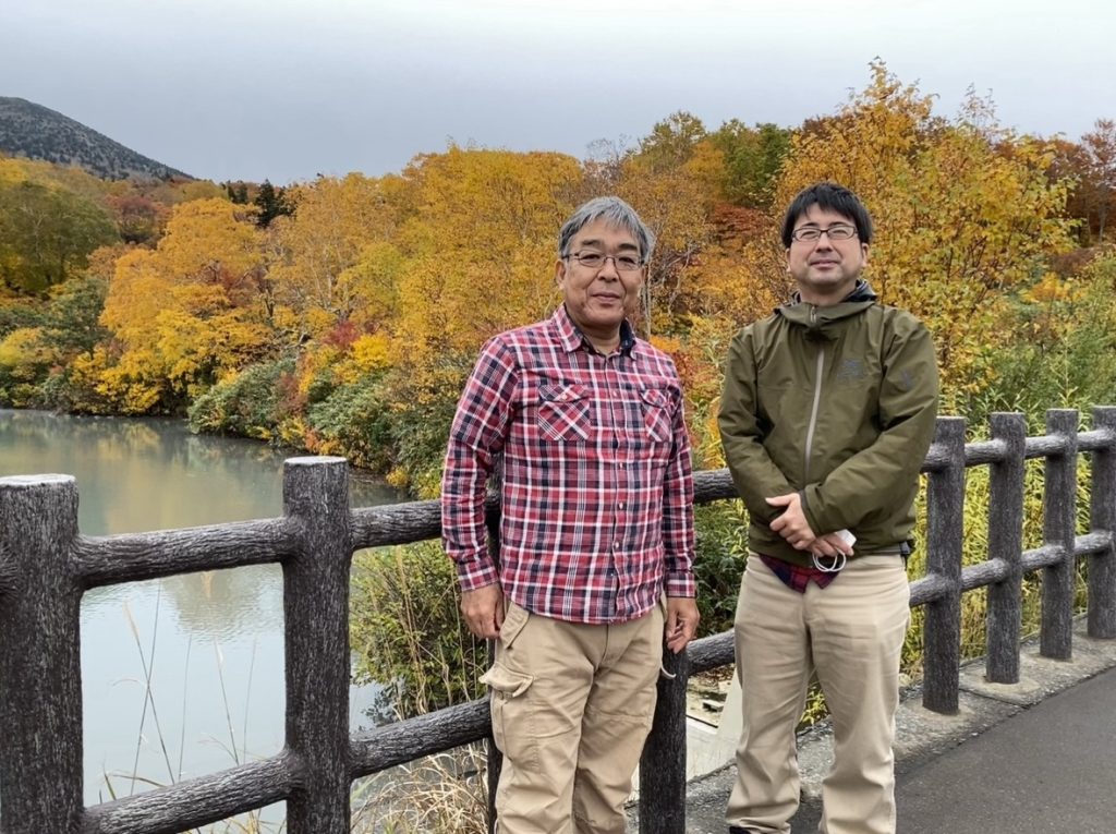 三田村敏正さん（左）と筆者