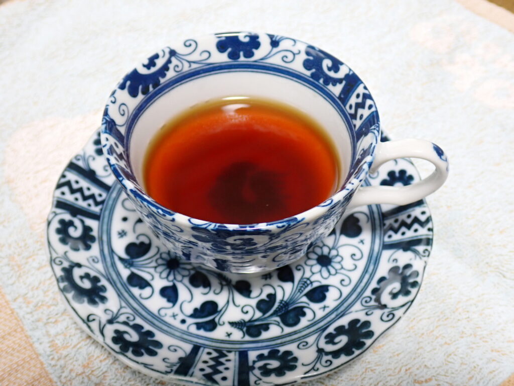 アオギリコーヒー。色はアメリカンコーヒー風。煎(い)った豆のような香りで、なかなか香ばしい