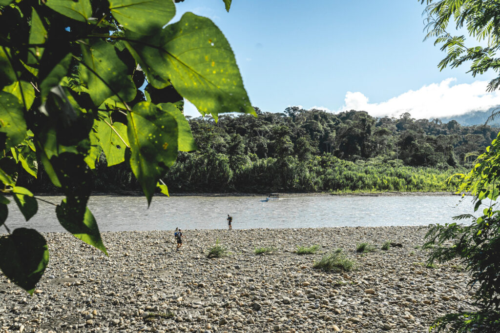 ペルーのレース「Jungle Ultra 230km」。ジャングルや川を越えていく